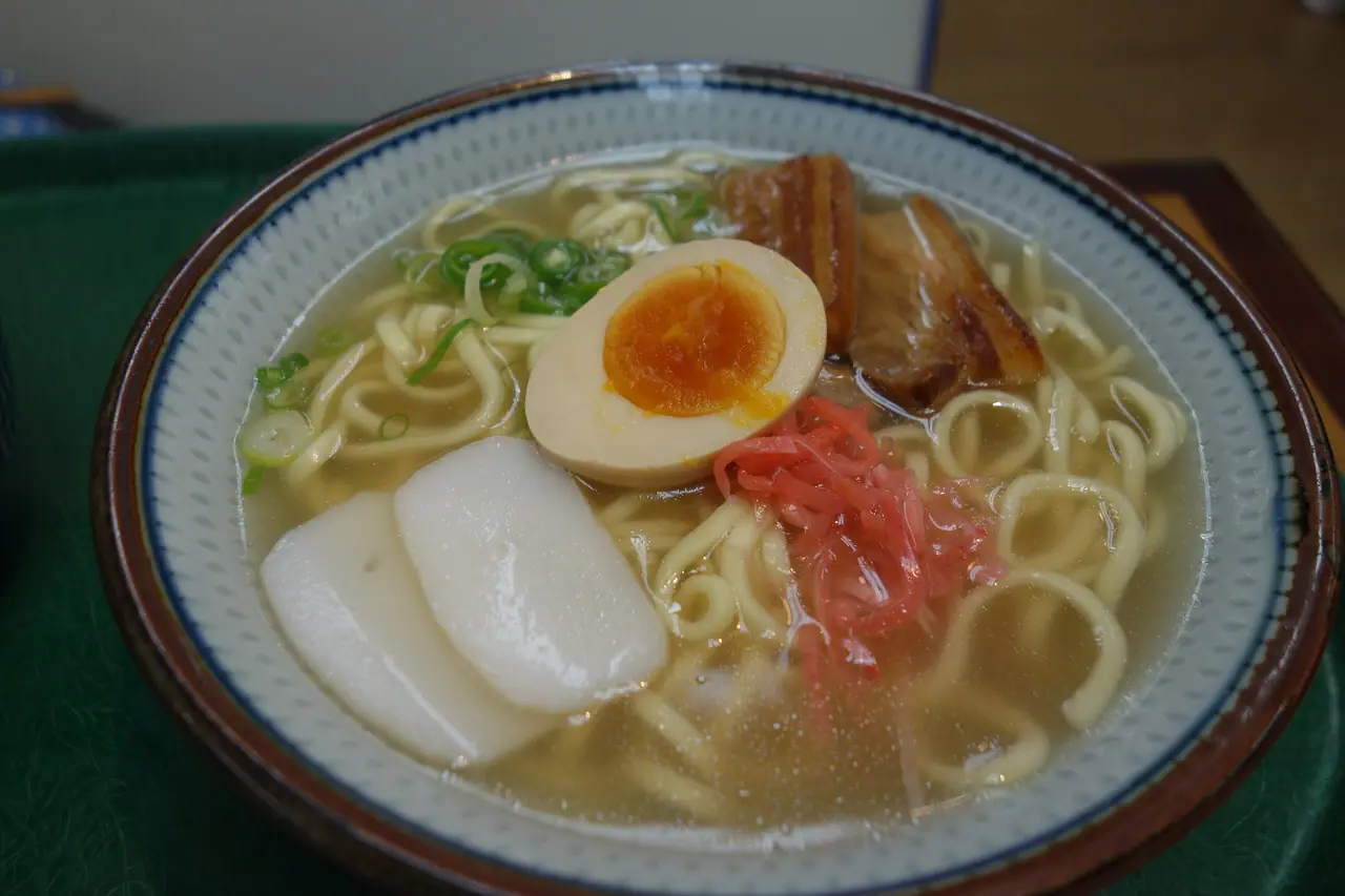 A bowl of Okinawa soba with pork and green onions